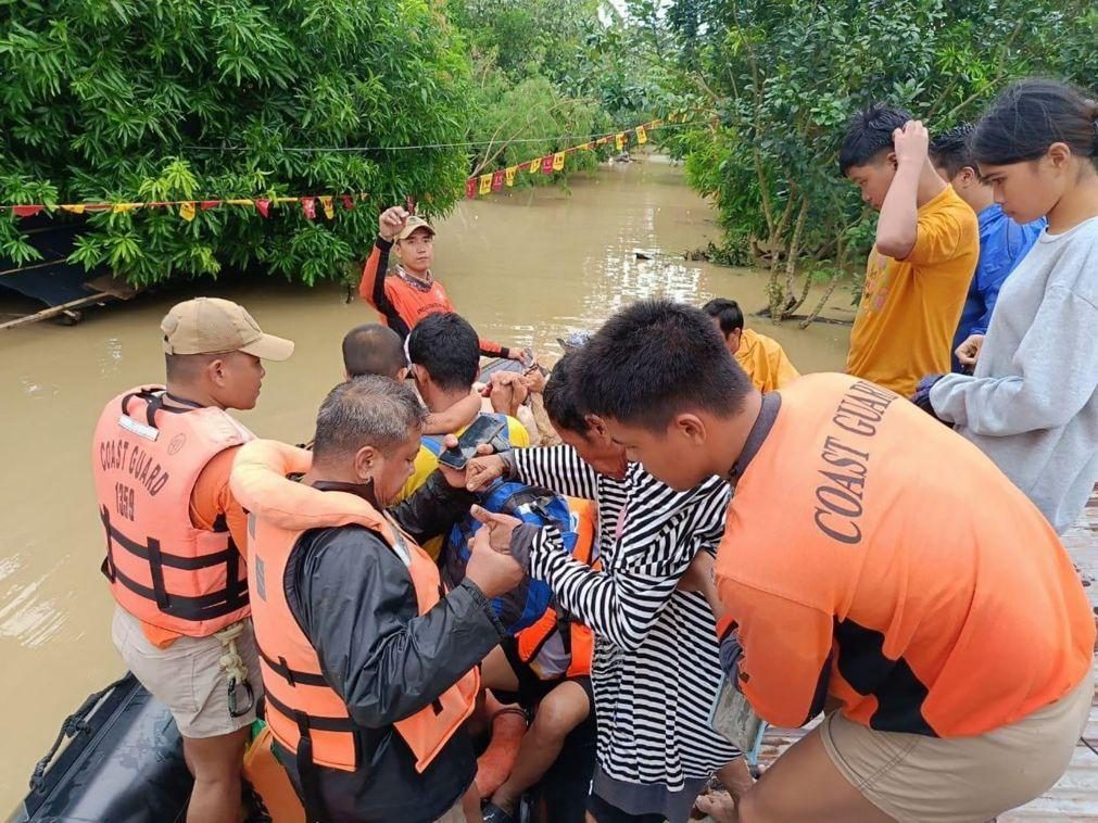 Um morto e sete desaparecidos à aproximação da tempestade Trami das Filipinas