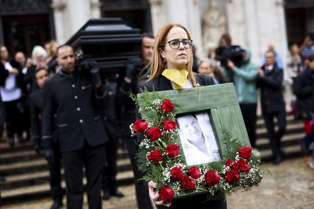 Centenas de pessoas na última homenagem a Marco Paulo