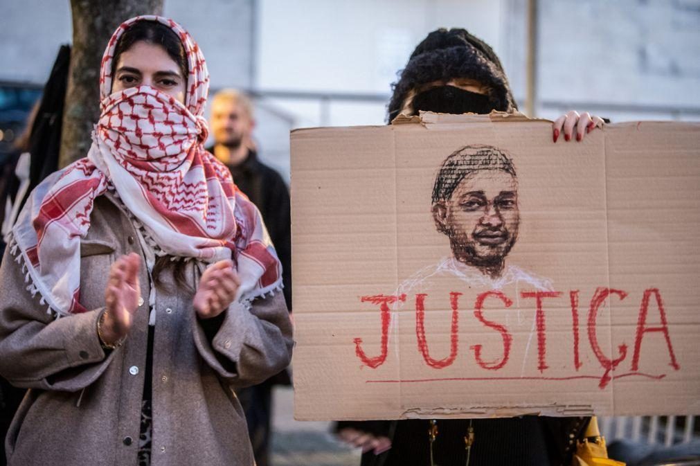 Duas centenas protestam no Porto em solidariedade com Odair Moniz