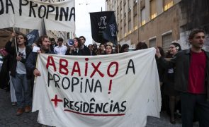 Mais de uma centena de estudantes protestam em Coimbra contra as propinas