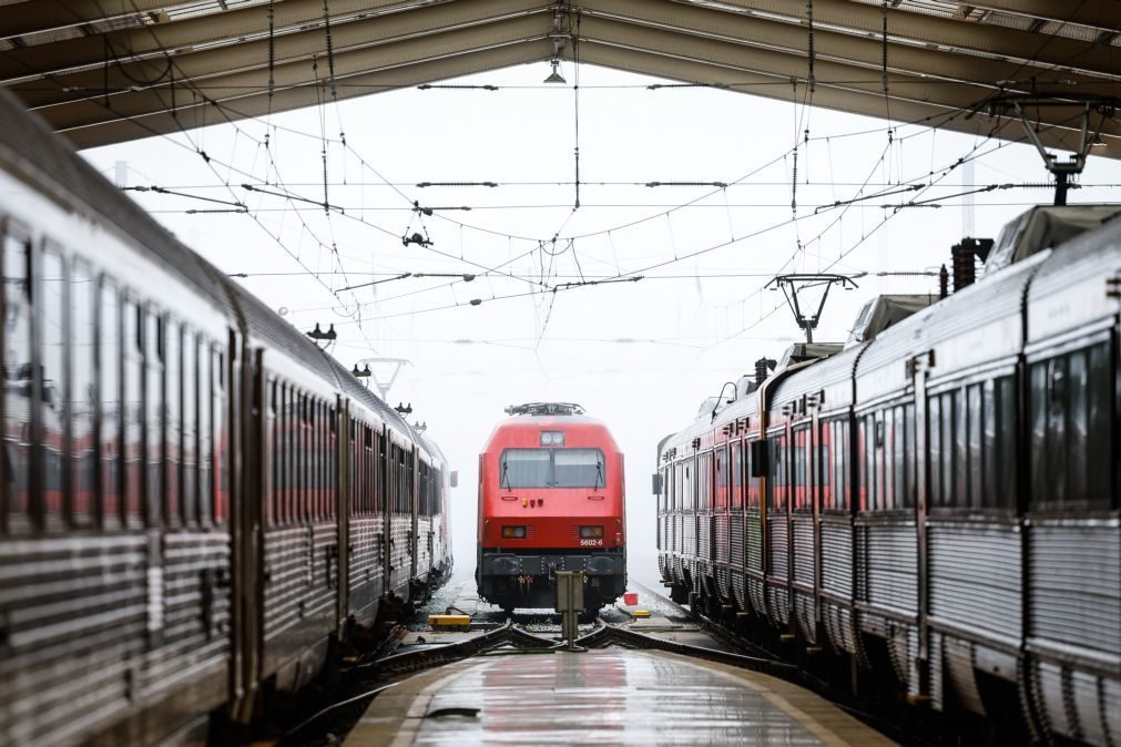 Suspensa greve de revisores e trabalhadores das bilheteiras da CP após acordo - Governo