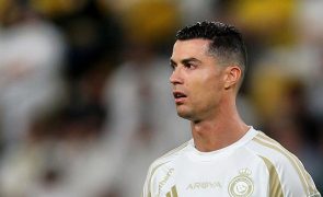 Cristiano Ronaldo falha penálti decisivo e parte telemóvel a criança