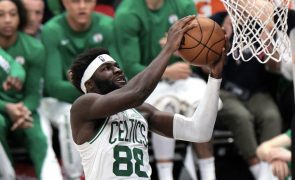 Português Neemias Queta a grande nível na primeira  derrota dos Celtics na NBA