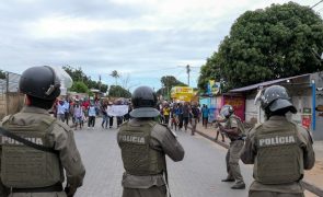 Polícia dispersa com gás lacrimogéneo manifestantes pró-Venâncio Mondlane em Maputo