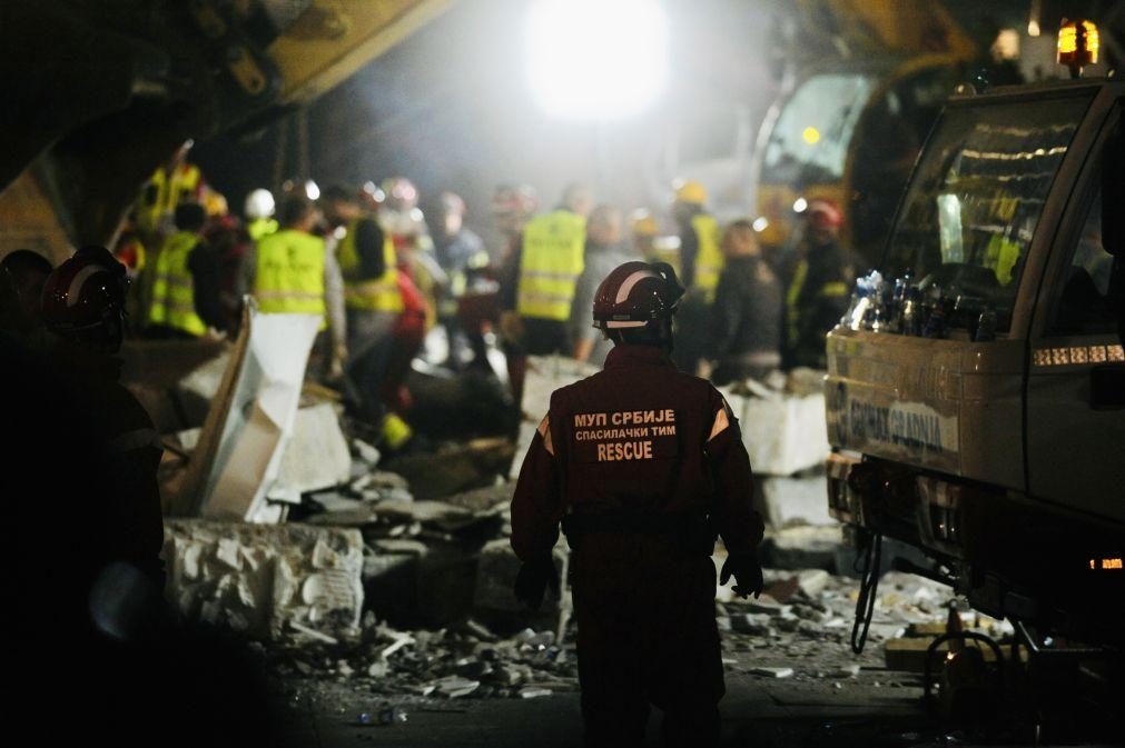 Queda do telhado numa estação de comboios faz pelo menos 12 mortos na Sérvia