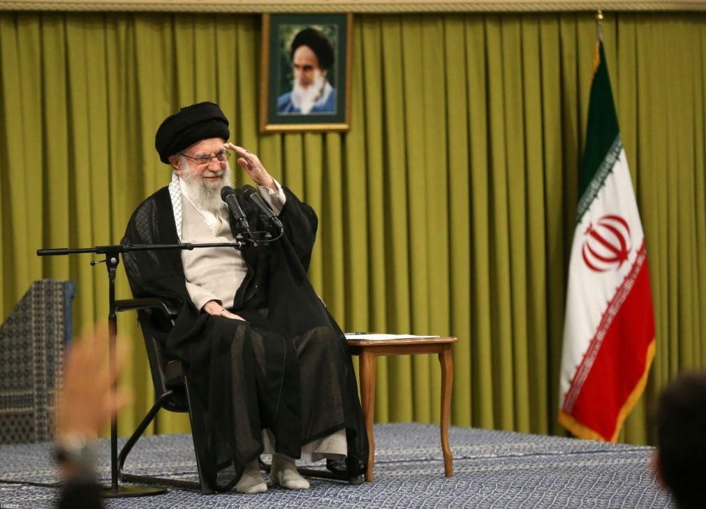 Ayatollah Khamenei promete resposta esmagadora a Israel e EUA