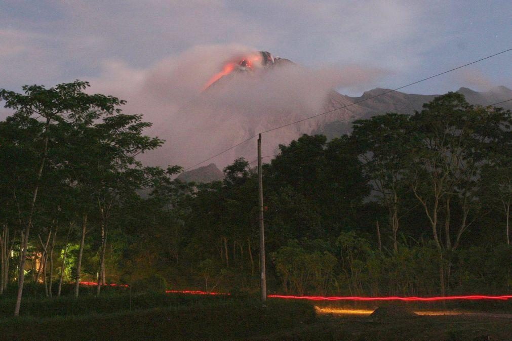 Nove mortos e 2.472 retiradas de casa devido a erupção vulcânica na Indonésia