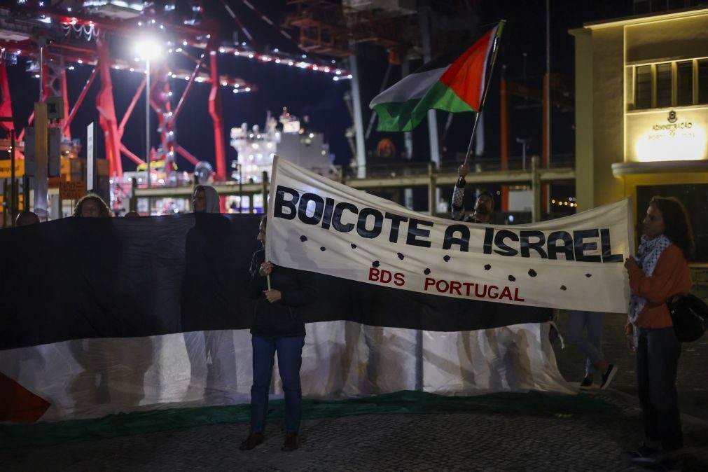 Dezenas manifestam-se em Lisboa contra atracagem de navio acusado de transportar armas para Israel