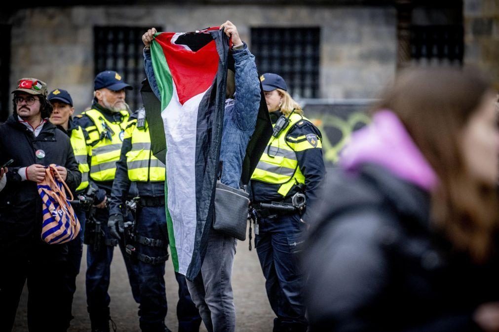 Polícia detém manifestantes pró-Palestina em Amesterdão