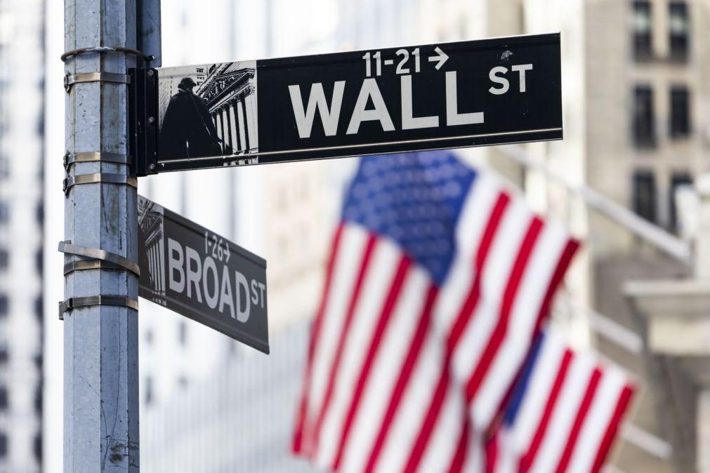 Wall Street segue em terreno misto após triplo recorde