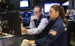 Wall Street encerra em baixa com mais-valias após euforia com vitória de Trump