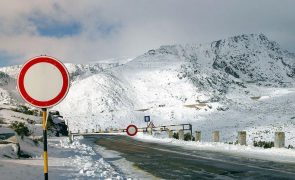 Neve fecha estradas no maciço central da Serra da Estrela