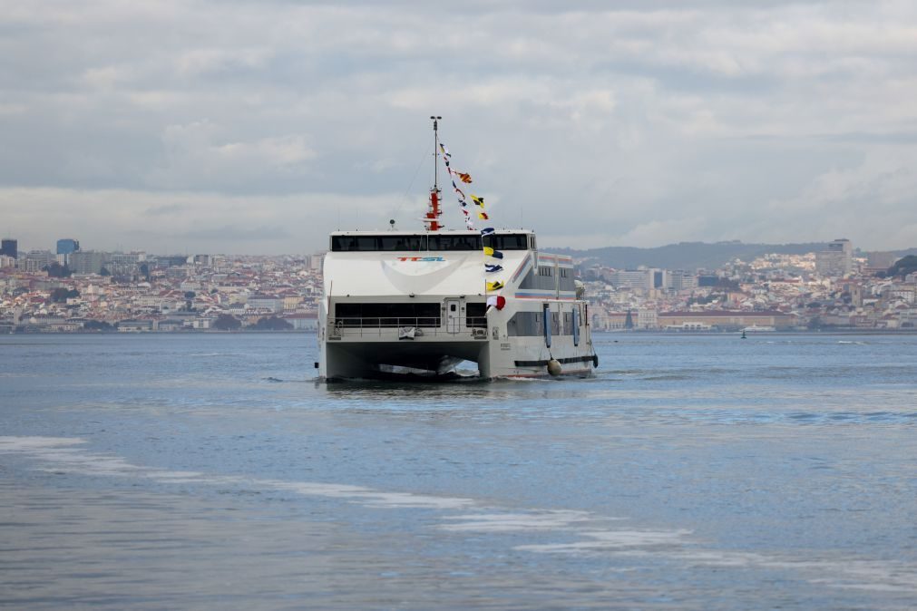 Problemas no carregamento de baterias de navios originam supressões na ligação Seixal e Lisboa