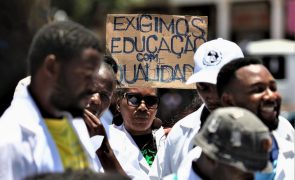 Professores manifestam-se em Maputo mesmo após lançamento de gás lacrimogéneo