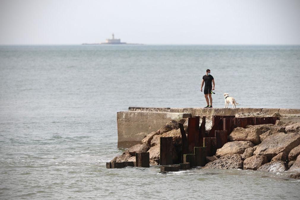 Sete pessoas resgatadas de veleiro na Cruz Quebrada, Oeiras