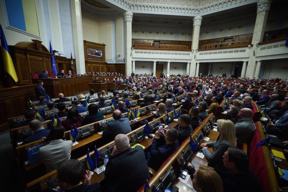 Parlamento ucraniano aprova orçamento 2025 com 60% da despesa para defesa e segurança