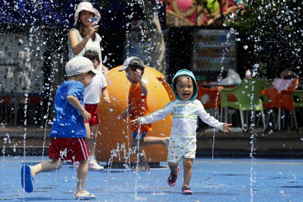 Número de crianças afetadas por ondas de calor e inundações vai aumentar oito vezes após 2050