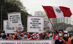 Quase dois mil mineiros informais manifestam-se pelo terceiro dia no Peru