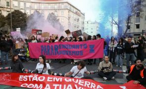 Cerca de 150 pessoas manifestaram-se hoje em Lisboa contra combustíveis fósseis