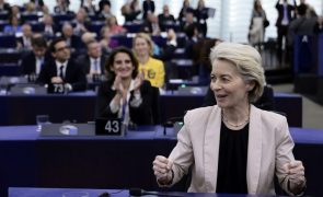 Von der Leyen fala num 