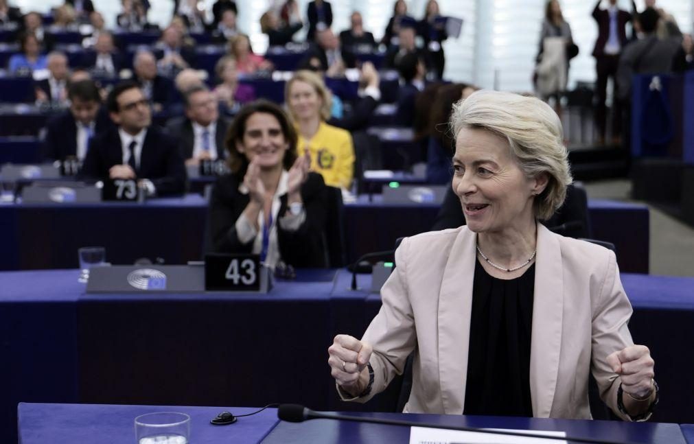 Von der Leyen fala num 