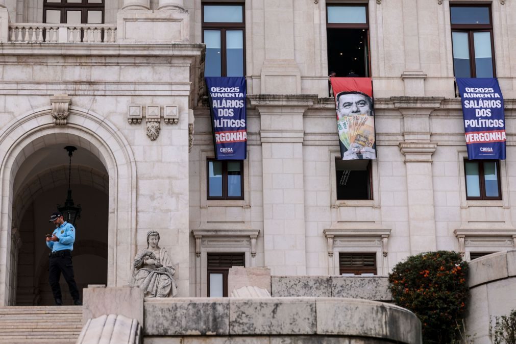 Chega coloca faixas na fachada do edifício da Assembleia da República