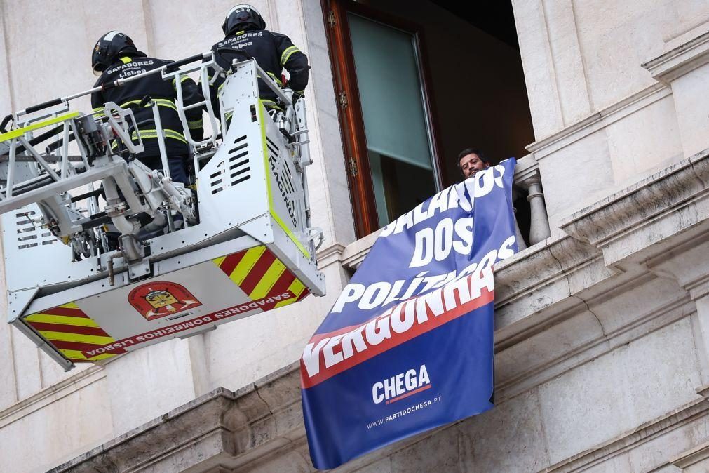 Chega retira alguns pendões da fachada do parlamento após chegada dos bombeiros