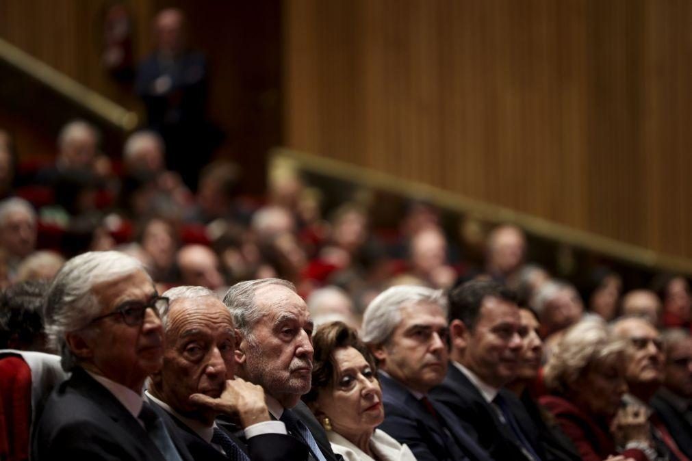 Eanes aplaudido de pé por Marcelo, Cavaco, Montenegro, Aguiar-Branco e Pedro Nuno Santos