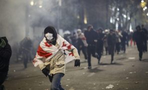 Confrontos entre manifestantes pró-UE e polícia frente ao parlamento da Geórgia