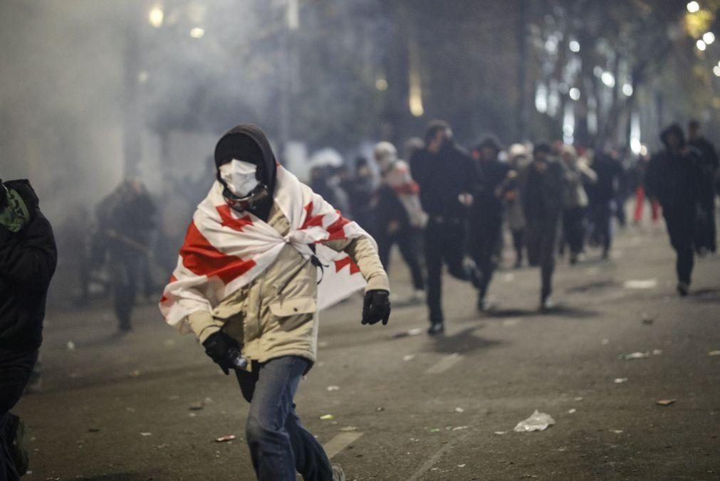 Confrontos entre manifestantes pró-UE e polícia frente ao parlamento da Geórgia