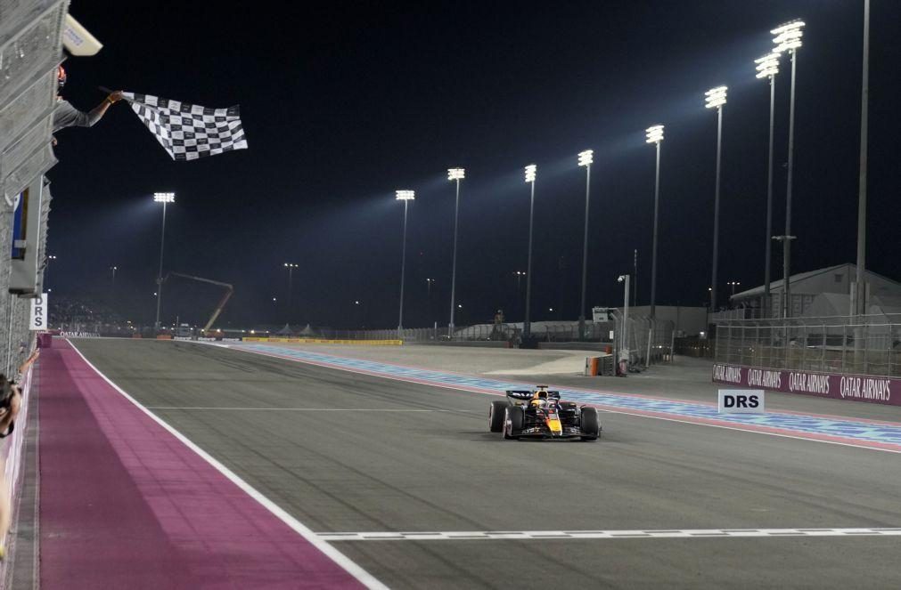 Verstappen vence GP do Qatar e penalização a Norris adia título de construtores