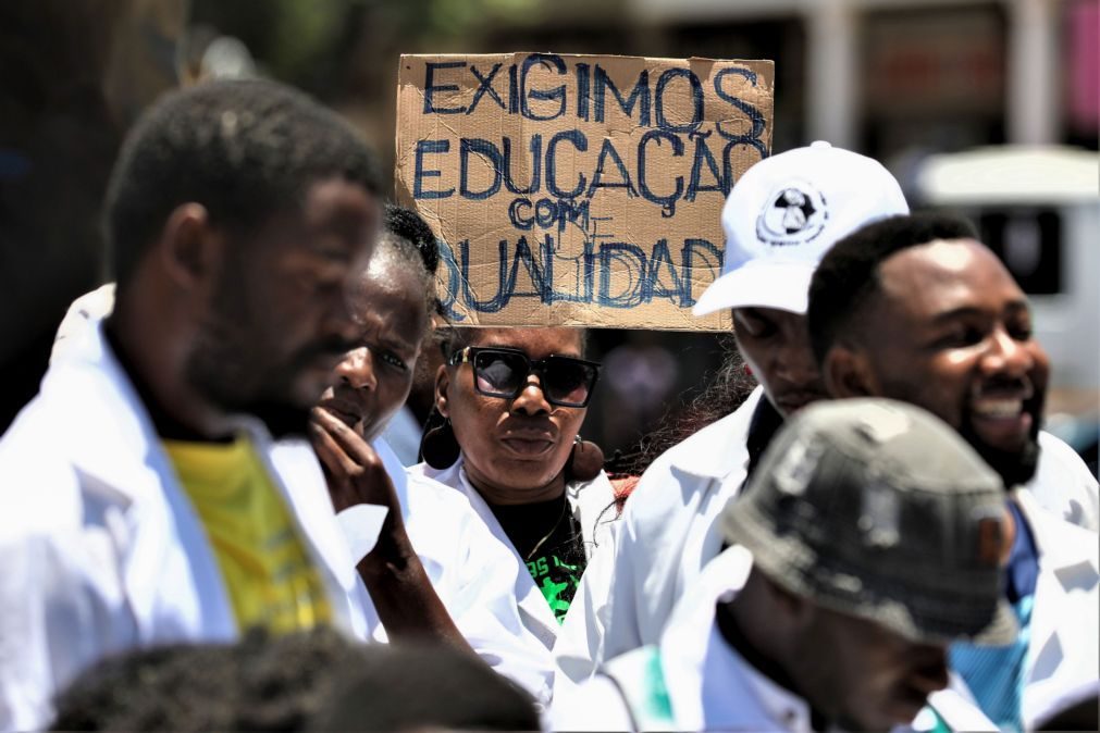 Professores de 12  escolas moçambicanas impedem exames finais e exigem pagamento de horas extras