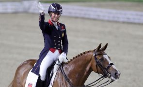 Medalhada com ouro olimpico Charlotte Dujardin suspensa por chicotear cavalo