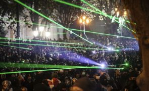 Milhares de manifestantes pró-UE em protesto à porta do parlamento da Geórgia