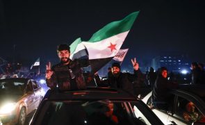 Milhares celebram fim da dinastia Assad na primeira noite sem recolher obrigatório em Damasco