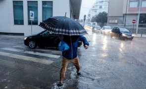 Faro sob aviso amarelo até às 06:00 por possibilidade de aguaceiros fortes