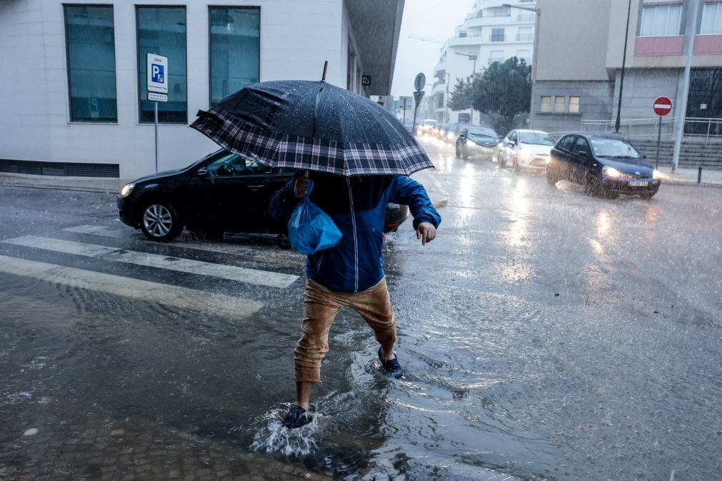 Faro sob aviso amarelo até às 06:00 por possibilidade de aguaceiros fortes