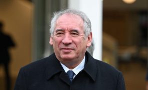 Presidente francês nomeia centrista François Bayrou primeiro-ministro