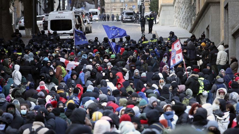 Oposição da Geórgia manifesta-se em frente ao Parlamento