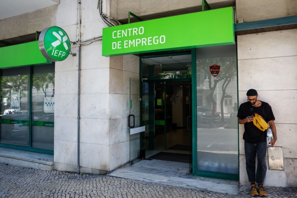 Desemprego registado acelera para 3,3% em novembro