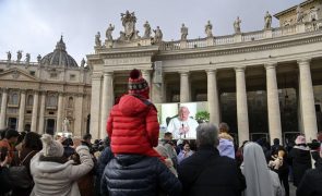 Papa reza o Angelus desde a capela da sua residência por estar constipado