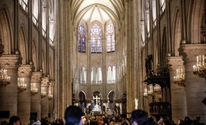 Notre-Dame de Paris recebe primeira missa de Natal desde o incêndio de 2019