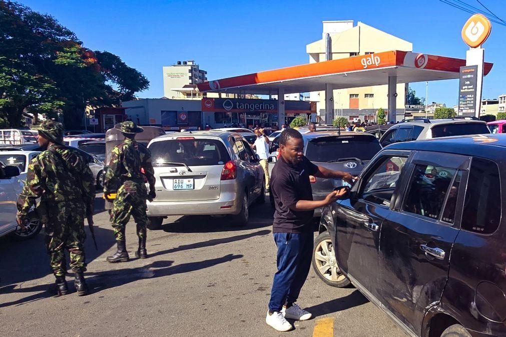 Horas de espera para abastecer nos poucos postos ainda abertos em Maputo