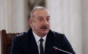 Azerbaijão diz que avião foi atingido por 