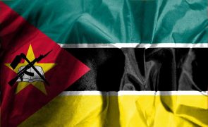 Mondlane quer retirar arma da bandeira e rever a Constituição de Moçambique