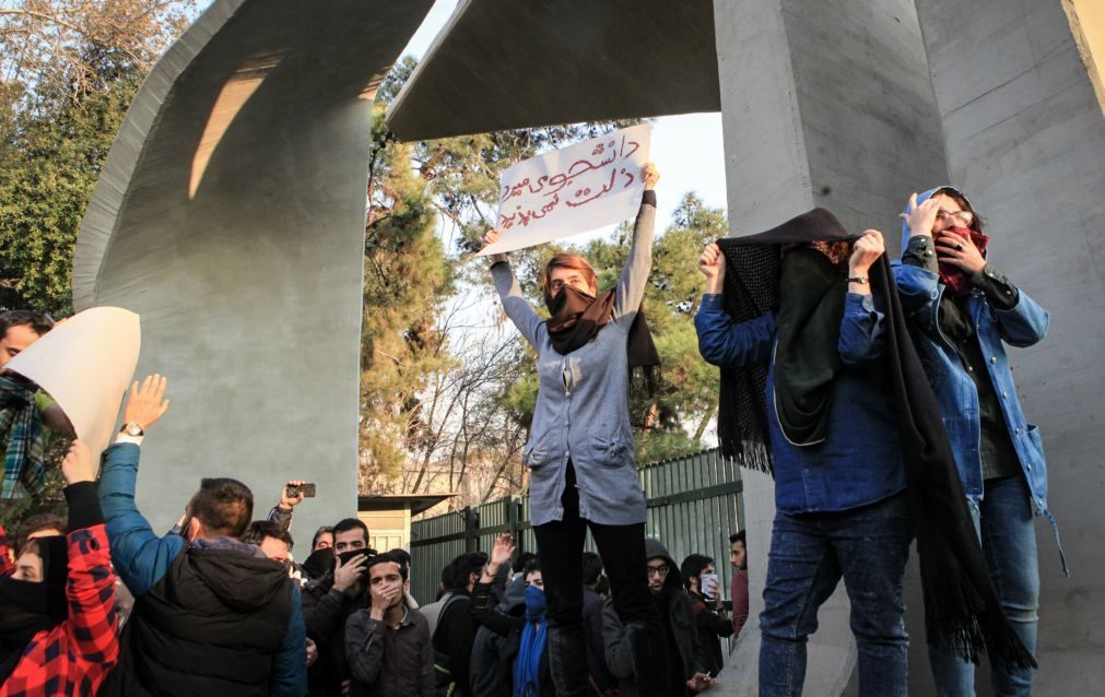 Um policia morto e três outros feridos em protestos contra o Governo iraniano