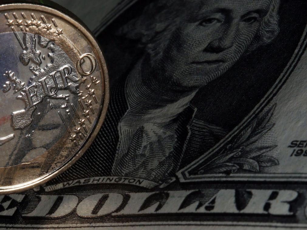 Euro cai para mínimo de mais dois anos face ao dólar