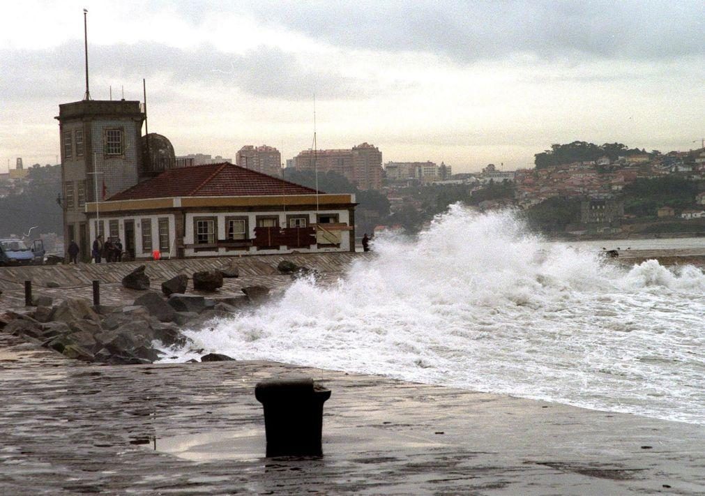 Oito distritos sob aviso amarelo domingo e segunda-feira devido à agitação marítima