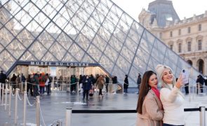 Museu do Louvre com ligeira quebra de visitantes enquanto Prado aumenta em 2024