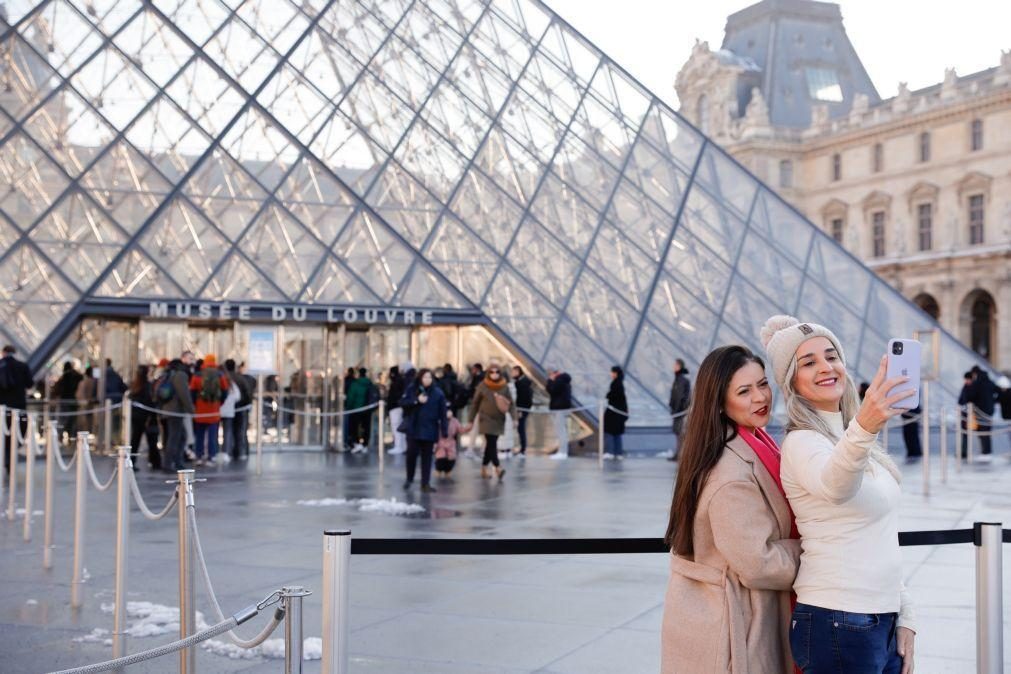 Museu do Louvre com ligeira quebra de visitantes enquanto Prado aumenta em 2024